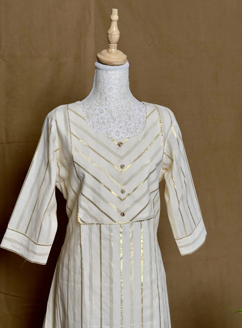 Vintage-style dress on a mannequin against a brown background